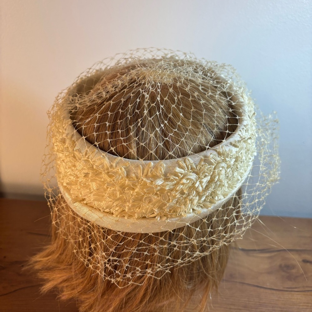 Vintage 1940s 1950s Pillbox Veiled Fascinator Woman’s Hat Crown Netting - Picture 11 of 11